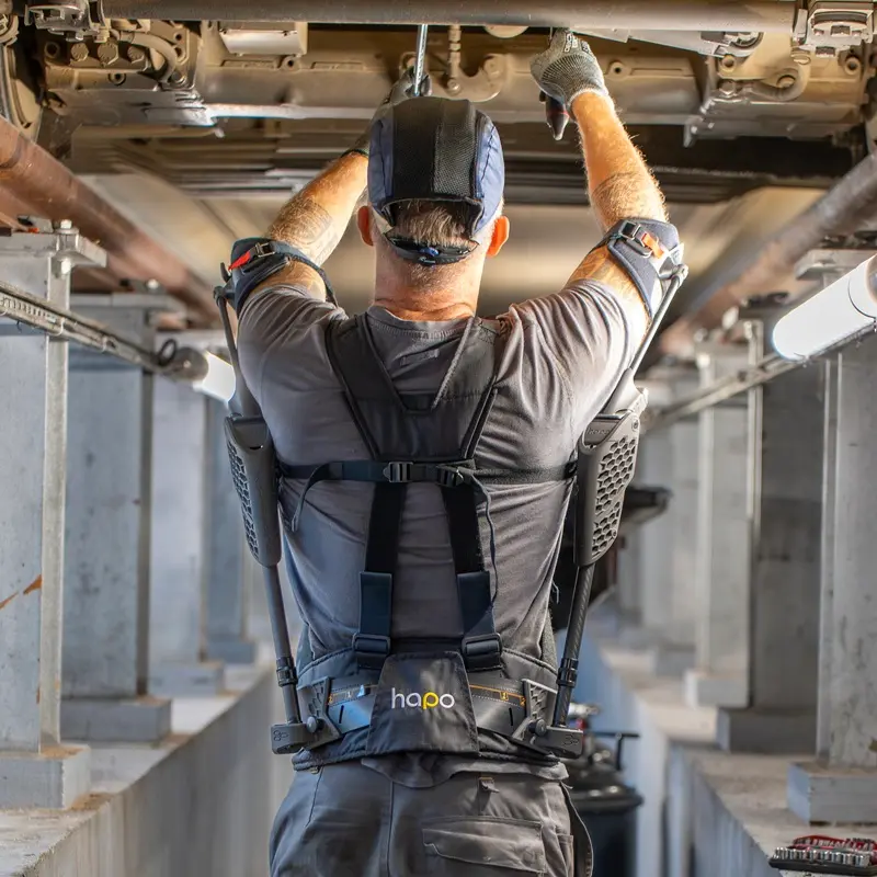 M&eacute;canicien debout sous un v&eacute;hicule