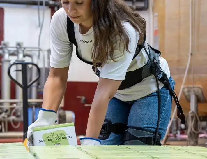 Femme portant des cartons de vins