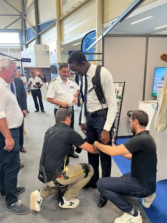 Le secrétaire d'Etat Hervé Berville essayant un exosquelette Hapo