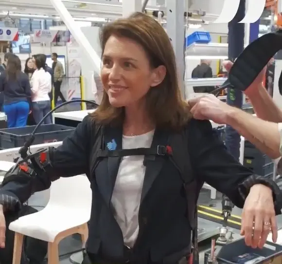 Christelle Moran&ccedil;ais tests the Hapo FRONT exoskeleton