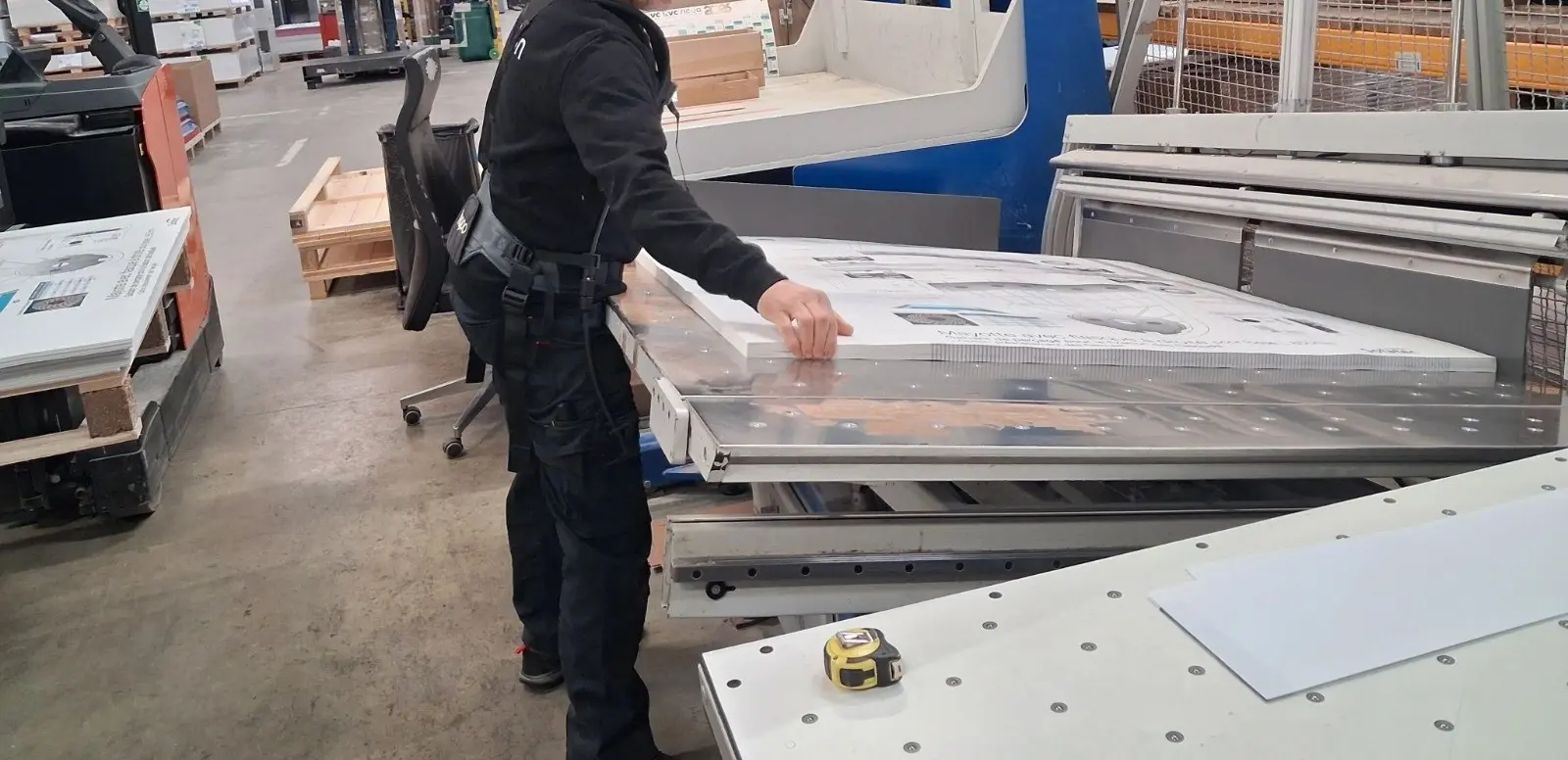 Un imprimeur qui positionne une pile de papier