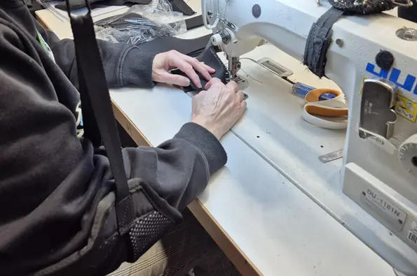 Gros plan sur les bras d'une couturi&egrave;re &eacute;quip&eacute;e du Hapo AR