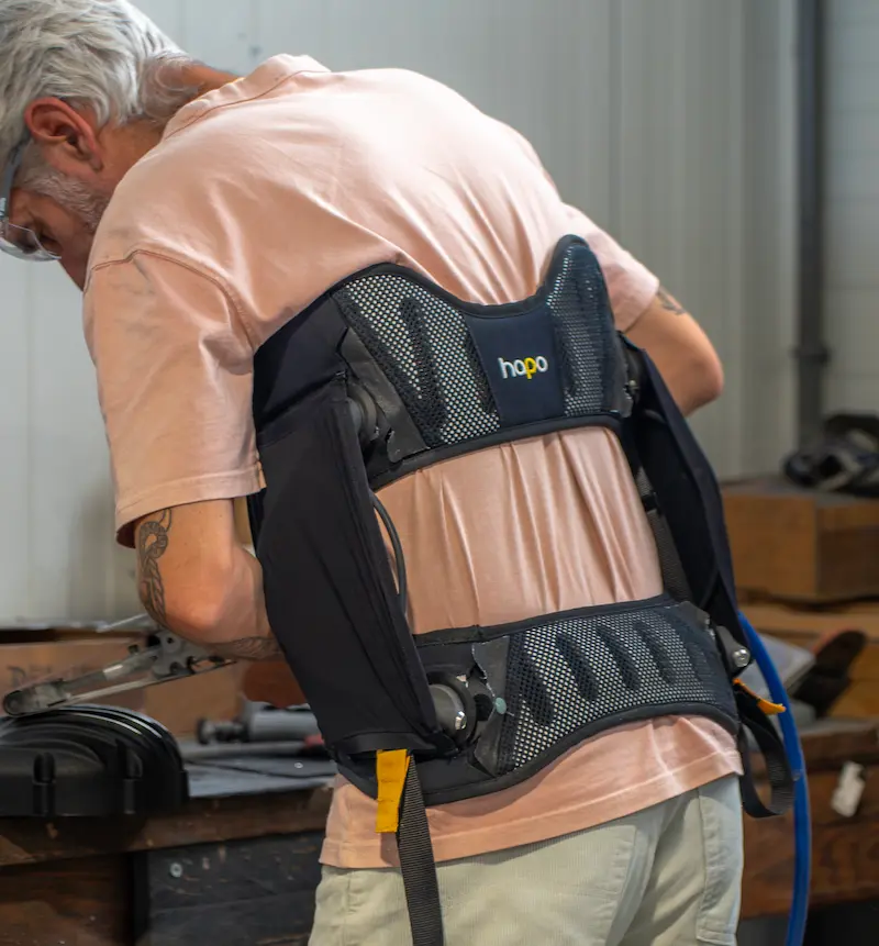 Ouvrier penché sur son établi