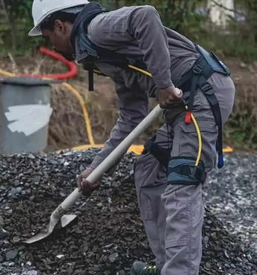 Maçon déplaçant des gravier à la pelle