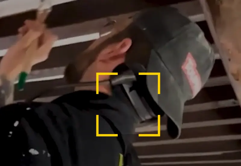 Peintre travaillant sur un plafond