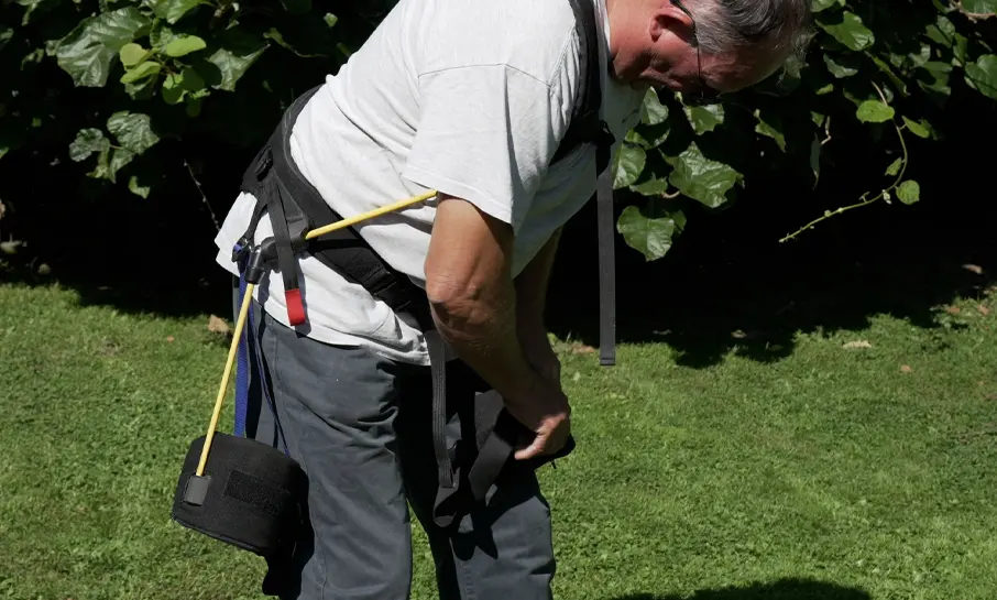 Homme réglant son exosquelette