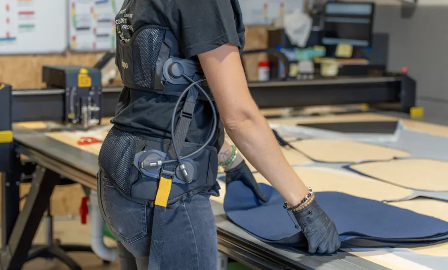 femme pench&eacute;e au-dessus de sa table de travail