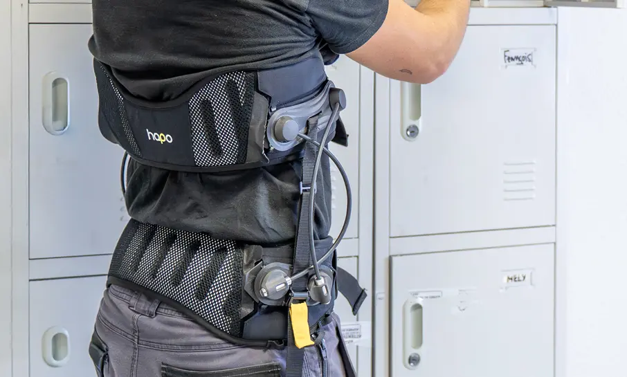 gros plan sur le dos d'une personne qui porte le Hapo BR