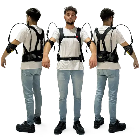 Un homme de face et de profil, bras tendu vers l'avant, portant l'exosquelette