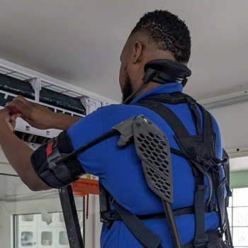 Exosquelettes : comment la technologie transforme le travail, selon EY (Ernst & Young)